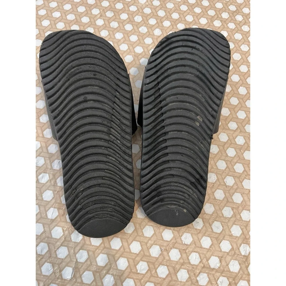 Nike-Slides Black  819352-001 Boys Size 4Y